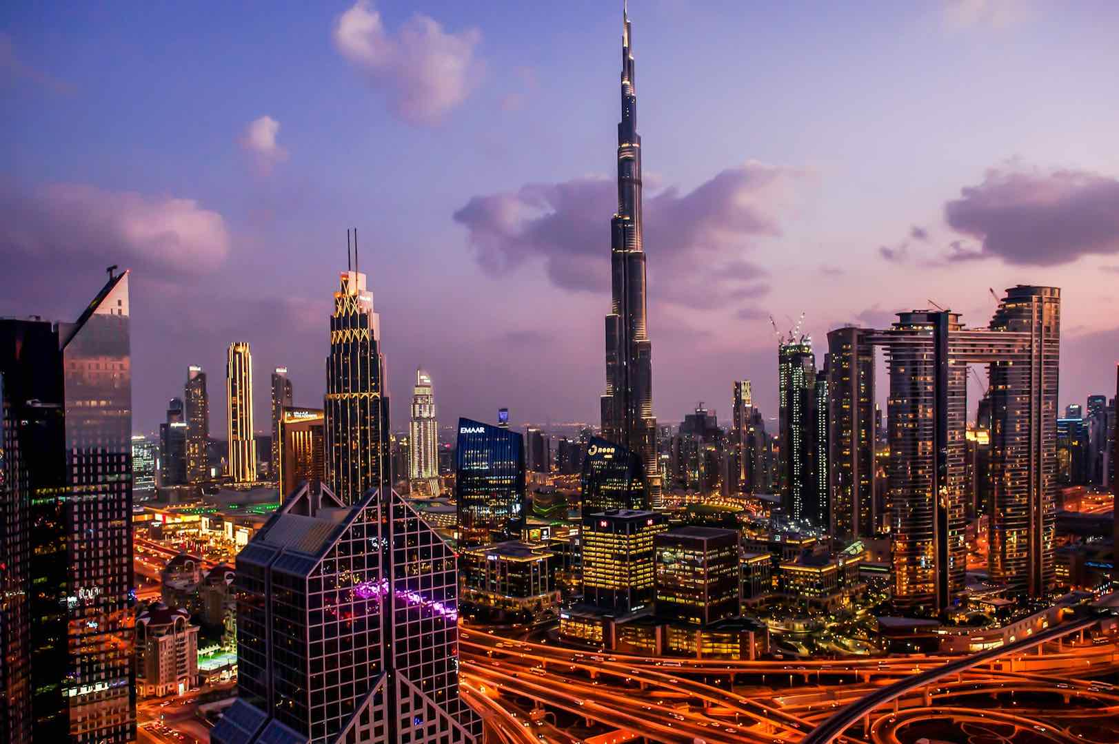 الاقتصاد الإماراتي يتصدر المنطقة بمعدل نمو يصل إلى 4% في عام 2024
